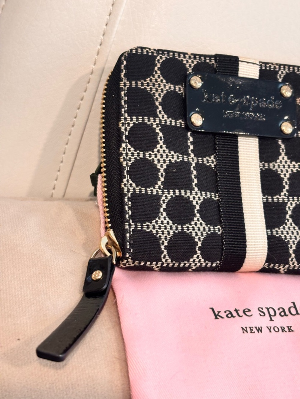 Kate Spade Vintage ‘Noel’ Pattern Compact Zip Around Wallet W/ Dustbag - Picture 3 of 9